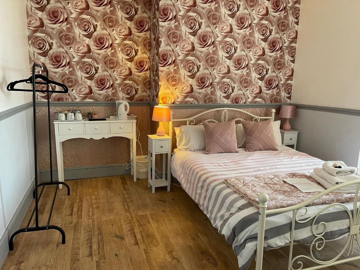 Lilyrose Hotel Уитби Экстерьер фото