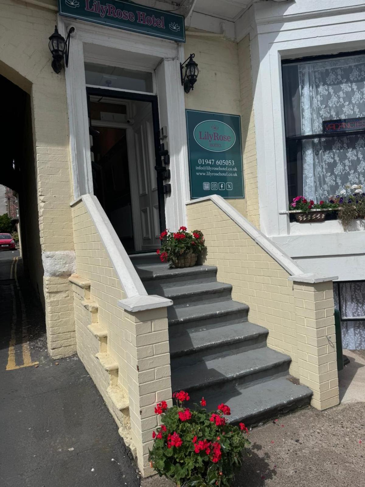 Lilyrose Hotel Уитби Экстерьер фото