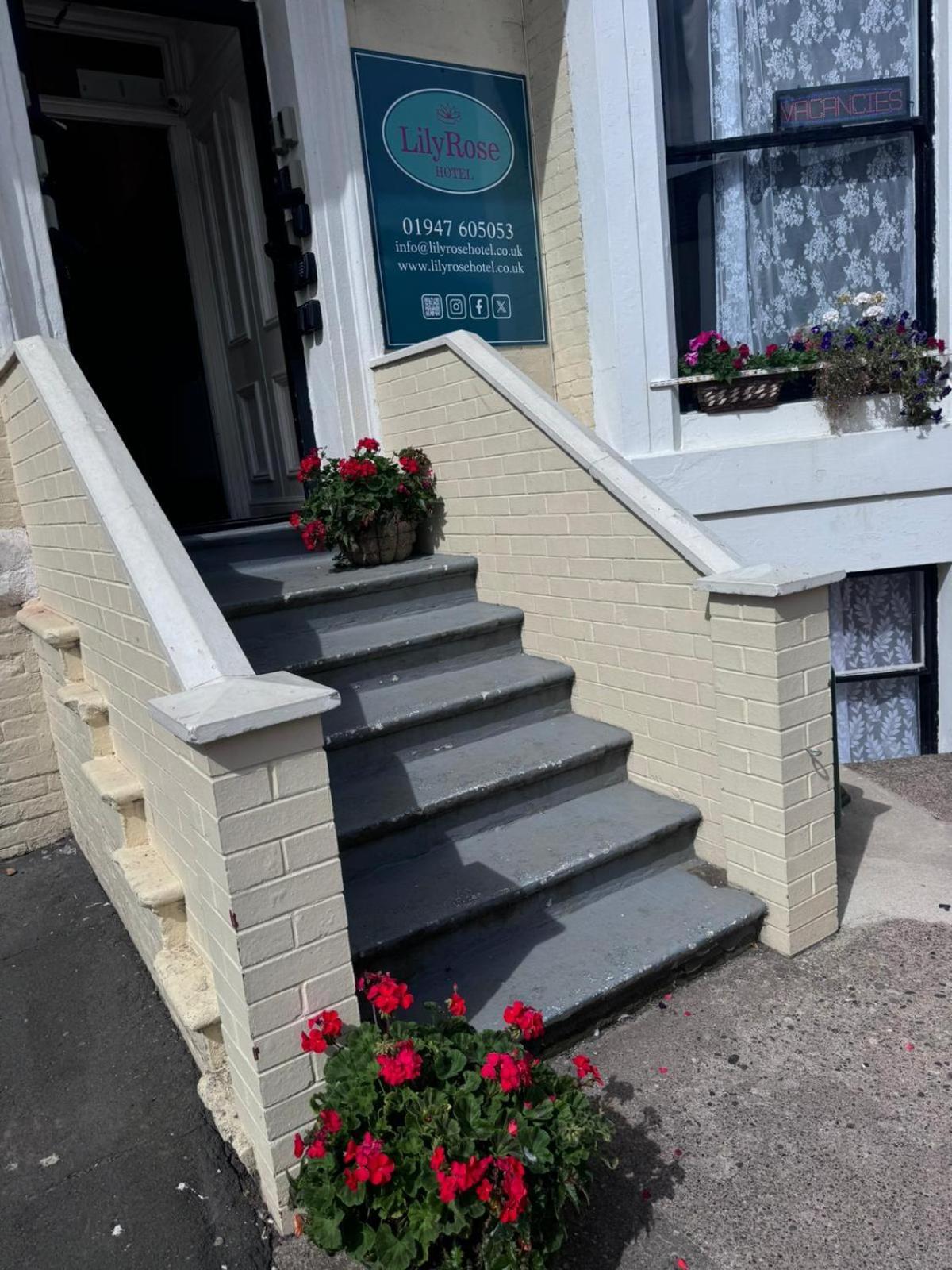 Lilyrose Hotel Уитби Экстерьер фото