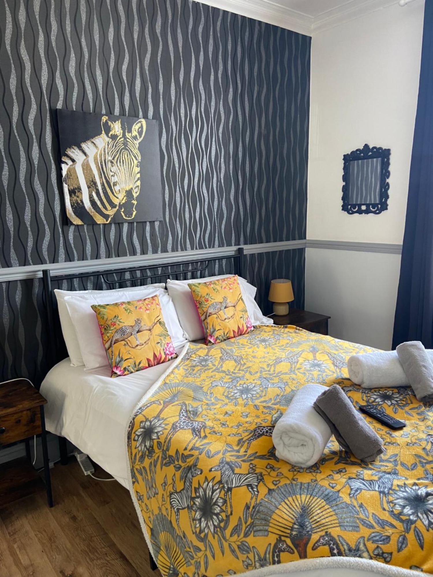 Lilyrose Hotel Уитби Экстерьер фото